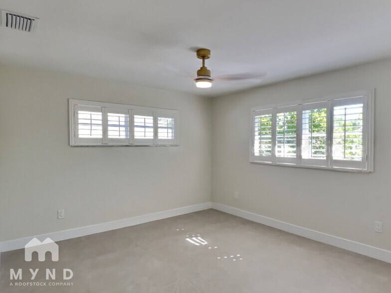 Building Photo - 10100 Paradise Blvd