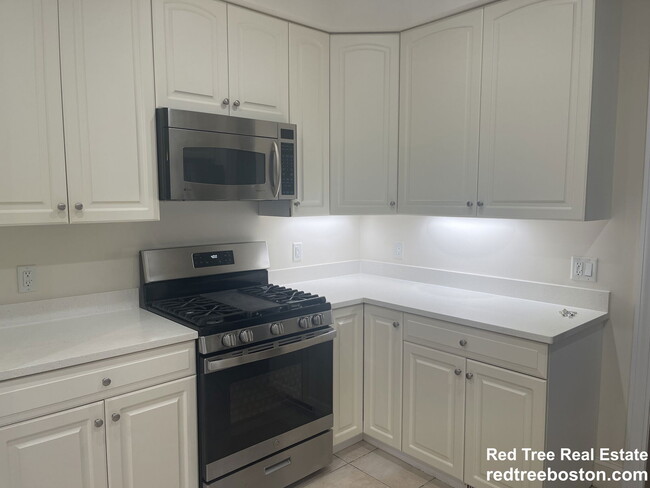 Building Photo - 900 W Roxbury Pkwy