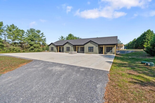 Building Photo - 45 Savage Dr