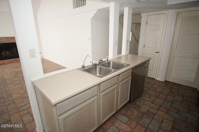 Building Photo - 6040 Los Siglos Dr