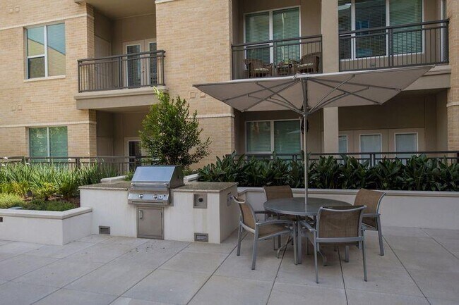 Building Photo - 2111 Westheimer Rd