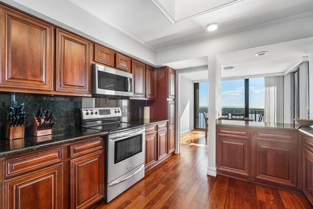 Building Photo - 124 Lakeshore Dr
