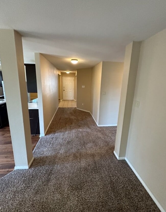 Building Photo - AVAILABLE NOW! (SECTION 8 ACCEPTED)