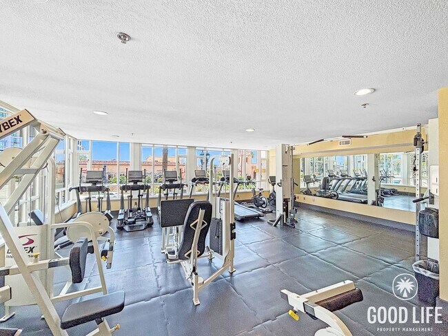 Building Photo - Sophisticated 1BD/2BA Condo in Marina District with City & Bay Views, Office & Resort-Style Ameni...