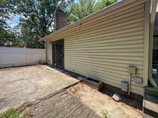 Building Photo - Cute 3 Bed 1.5 Bath Home Near Fort Bragg
