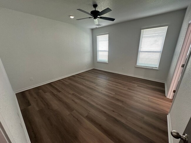 Building Photo - AVAILABLE NOW!