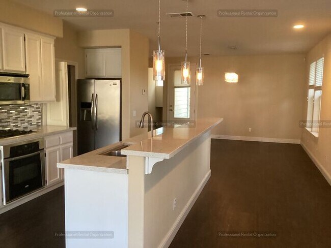 Building Photo - Elegant-Ideally located-Windsor Green End ...
