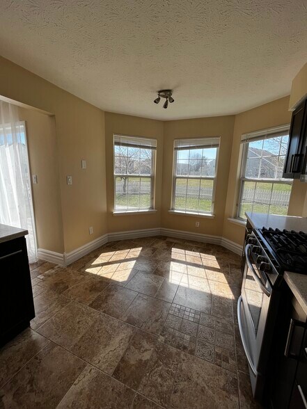 Building Photo - 9240 Crossing Dr