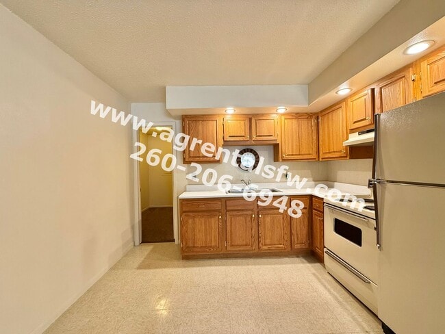 Building Photo - 1042 Lewis Pl