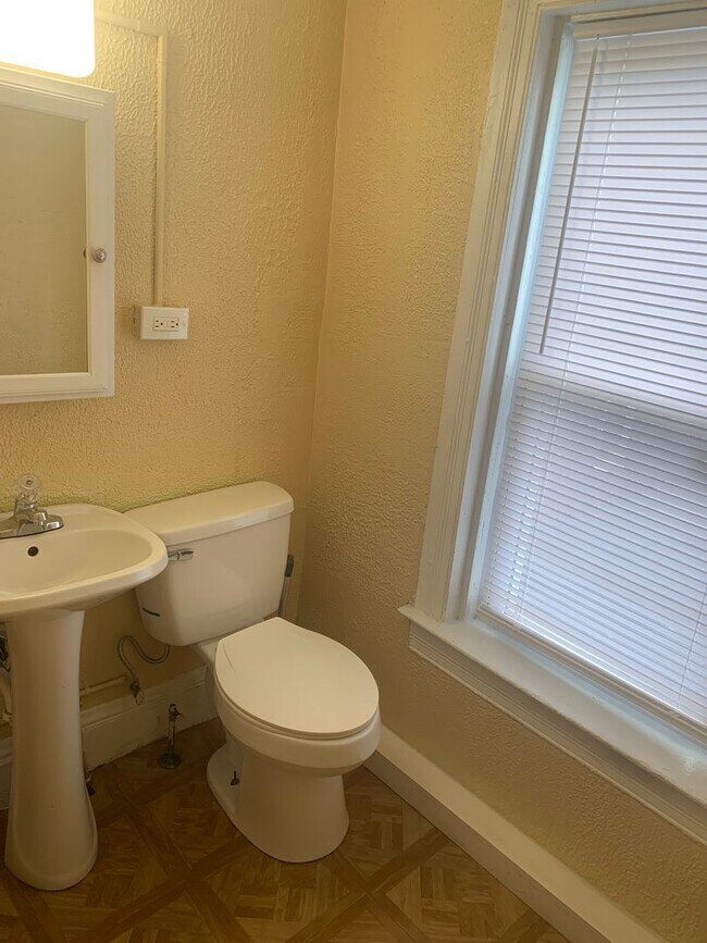 Building Photo - 1 Bed/1Bath East York City SD