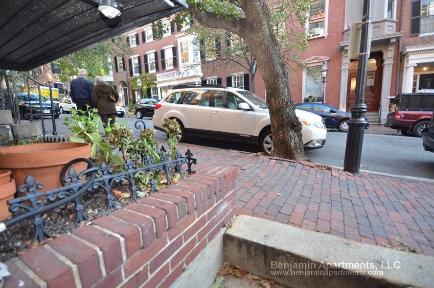 Building Photo - 39 Chestnut St