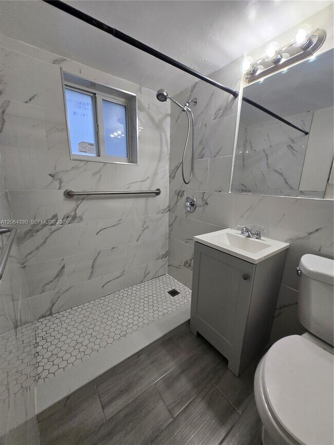 Building Photo - 4550 SW 67th Ave