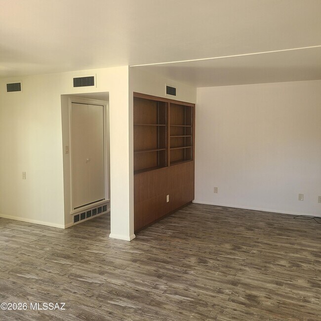 Building Photo - 1002 S Kolb Rd