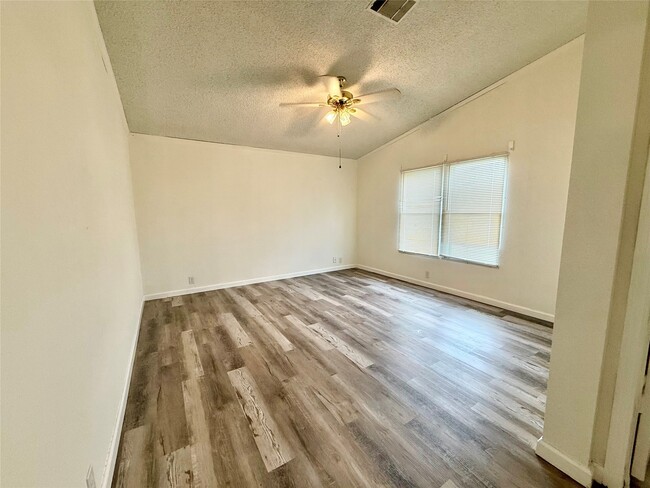 Building Photo - 833 Algoa-Friendswood Rd