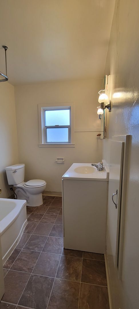 Building Photo - Westside 2 Bedroom 1 Bath House