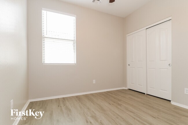 Building Photo - 17922 W Sunnyslope Ln