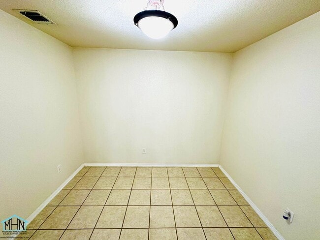 Building Photo - Spacious and Well Designed 3 Bedroom 2.5 B...