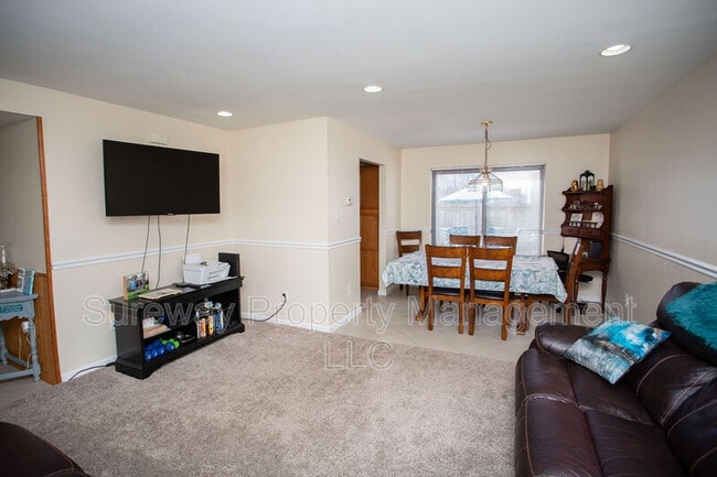 Building Photo - 207 Empress Ct