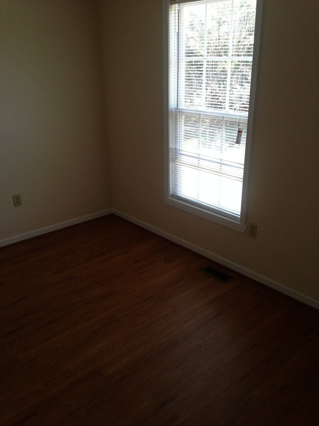 Building Photo - 3 BEDROOM REMODELED UNIT!