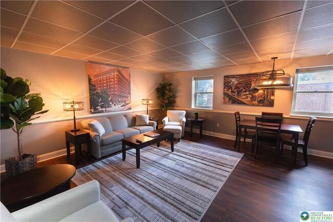 Building Photo - 462 Main St