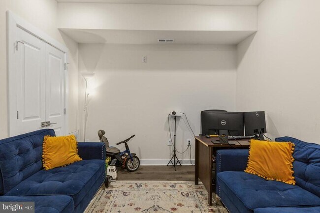 Building Photo - 19 S 44th St