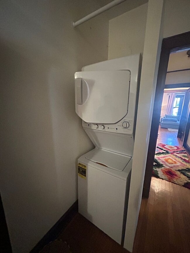 Building Photo - 1929 W Larchmont Ave