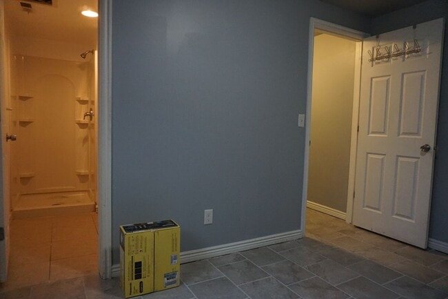 Building Photo - Centrally Located 3 Bedroom Midvale Home