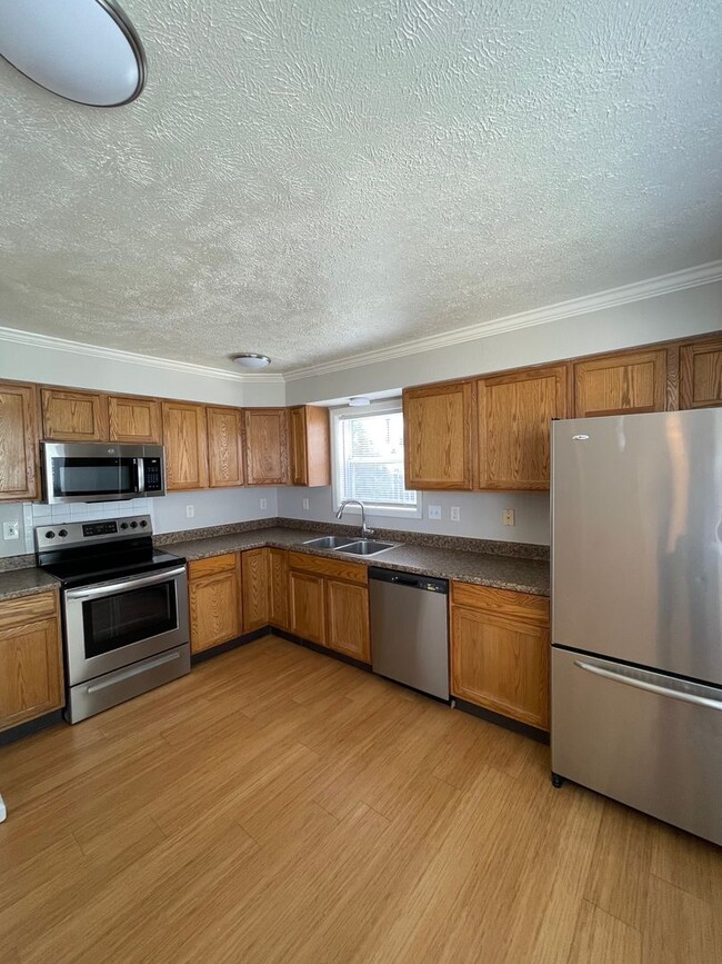 Building Photo - 2 bed 1 bath Central AC and W/D in unit