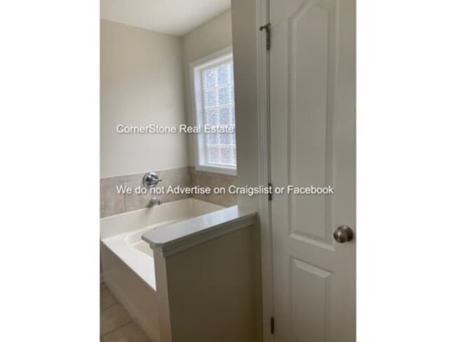 Building Photo - 50 Breezewood Dr