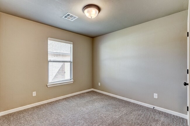 Building Photo - NEWER HOME IN MUSTANG SCHOOL DISTRICT AVAI...