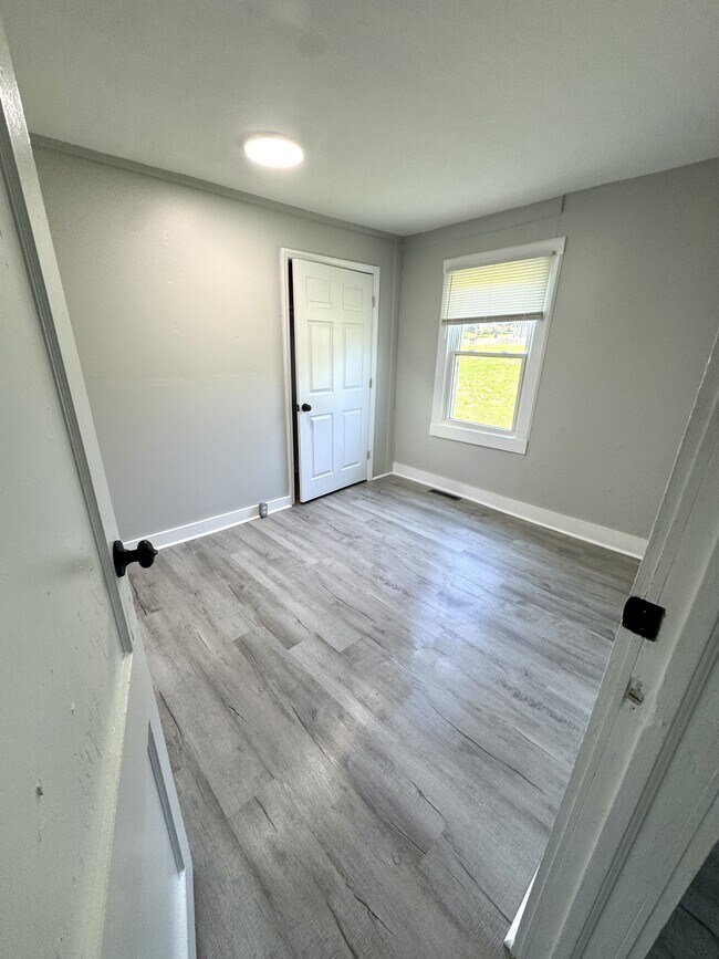 Building Photo - 105 Trail Dr