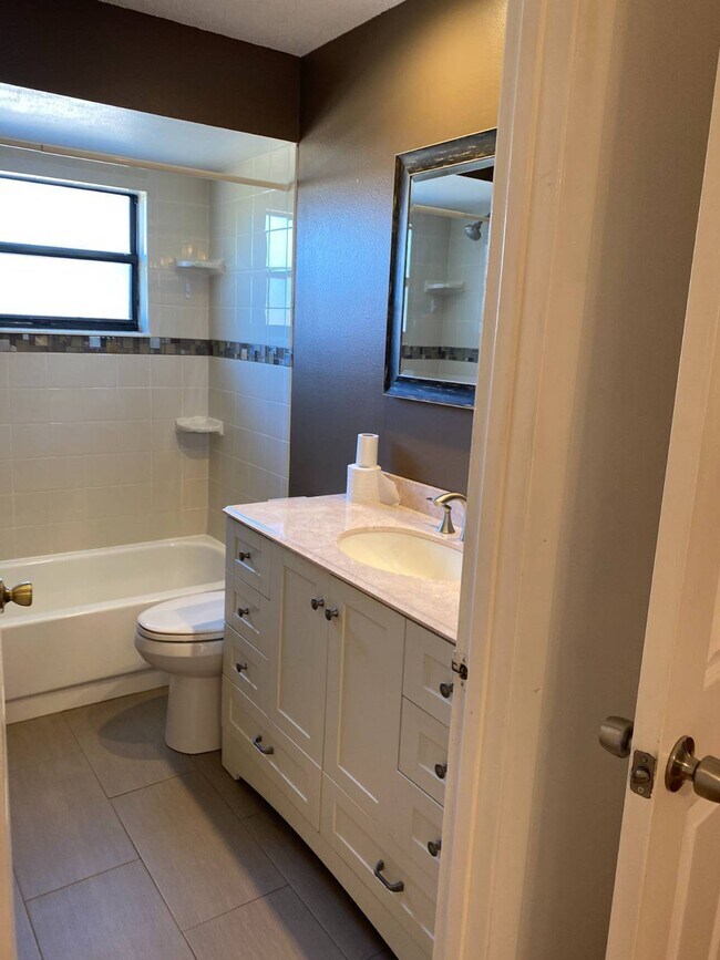 Building Photo - 5344 Elwood Rd