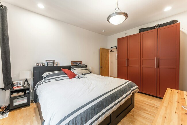 Building Photo - 1407 N Wicker Park Ave
