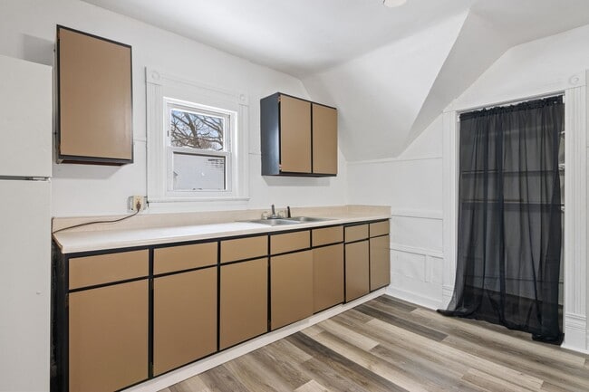 Building Photo - Selling - River Street