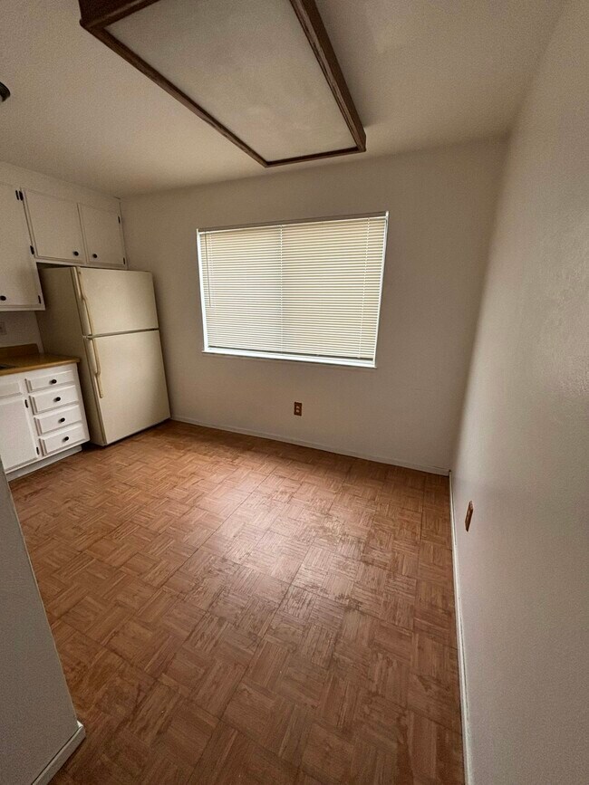 Building Photo - 56 Lark Center Dr