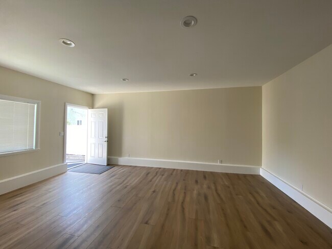 Building Photo - 1341 N Coronado St