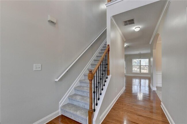 Building Photo - 522 Suwanee Oaks Dr NE