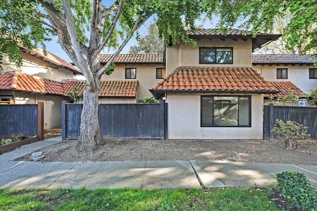 Building Photo - 10 Pueblo Dr