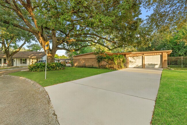 Primary Photo - 2927 Rockyridge Dr