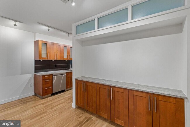 Building Photo - 530 S 15th St