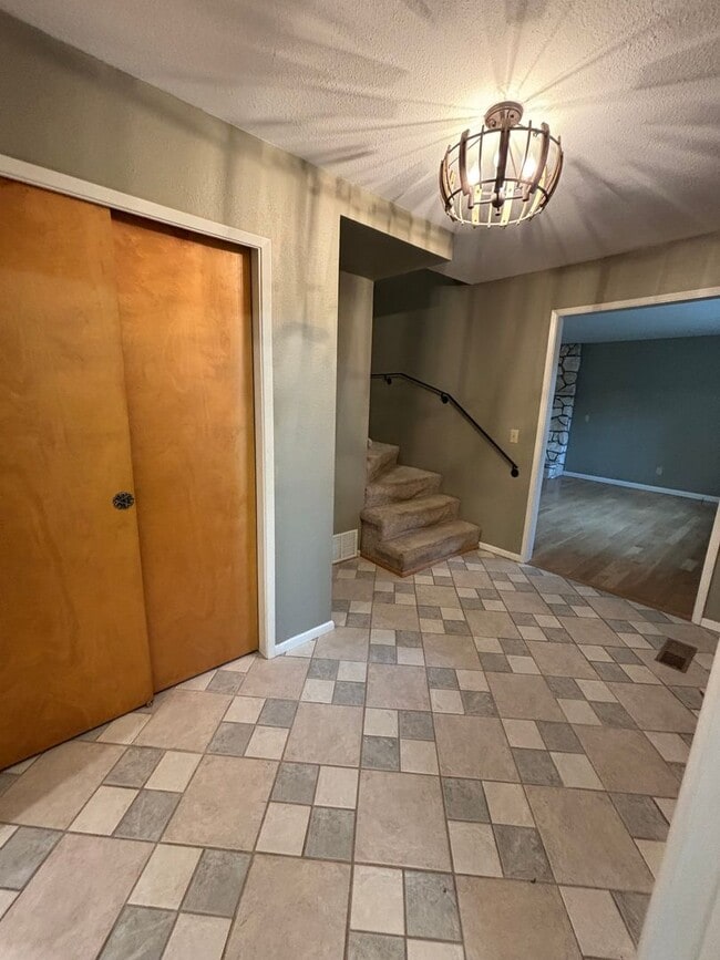 Building Photo - Spacious 4BR, 2.5BA home on 1.3 acres in O...