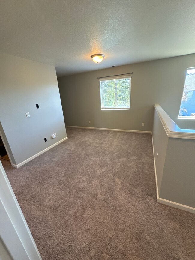 Building Photo - Beautiful 3 bedroom with bonus loft area i...