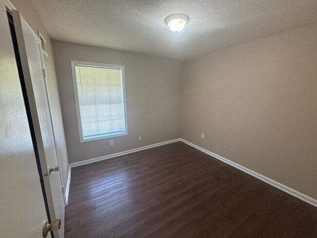Building Photo - 5083 Applewood Dr