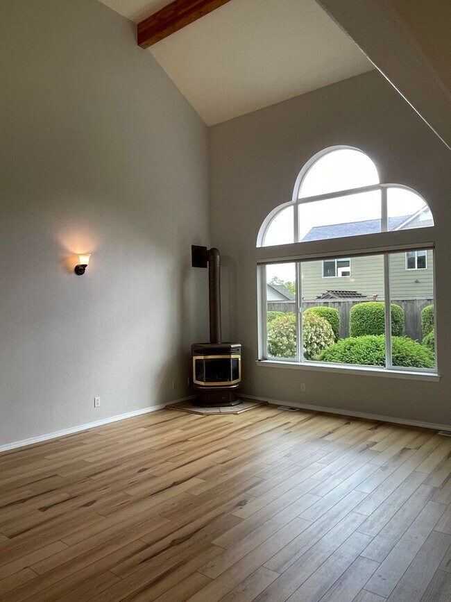 Building Photo - In town Poulsbo neighborhood large 4 bedroom now available
