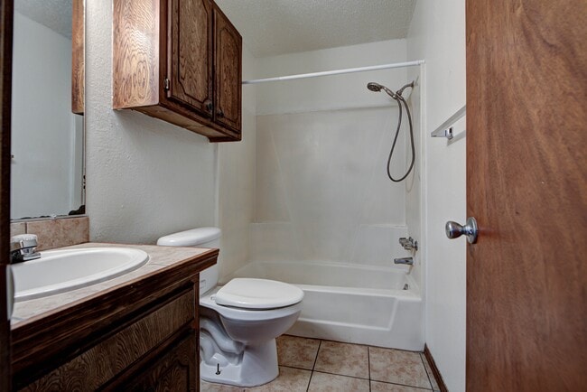 Building Photo - 1315 Glen Oaks Ct