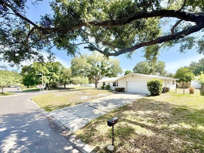 Building Photo - 1501 S Hillcrest Ave