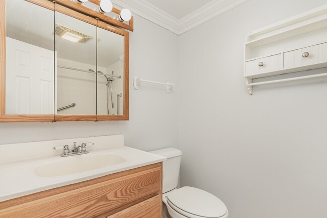 Building Photo - 111 S Baybrook Dr