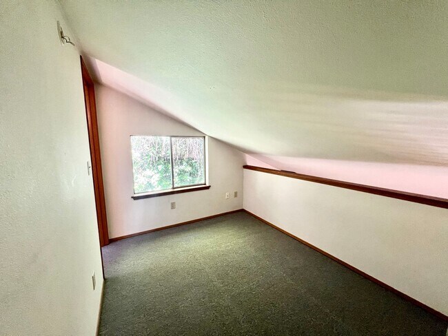 Building Photo - Relaxed 2-Bed, 1.5-Bath Home in a Quiet Gig Harbor Spot