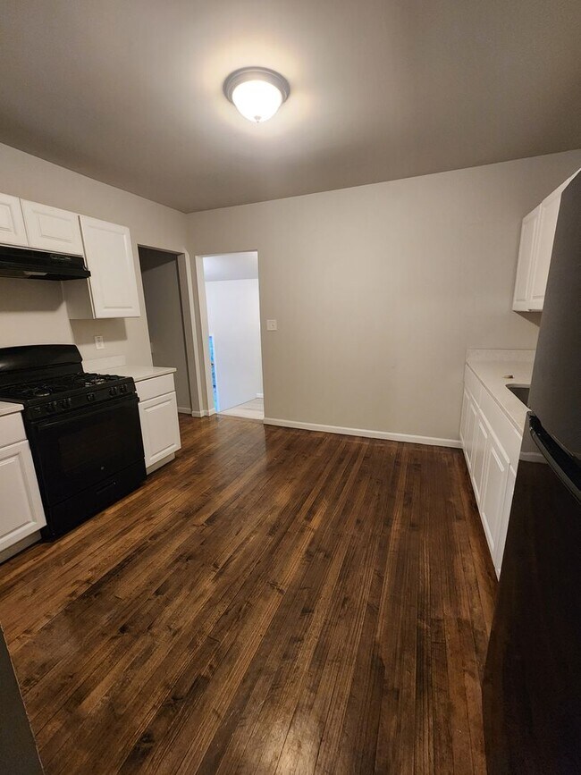 Building Photo - Large 2 Bedroom Home With Garage Section 8 not accepted