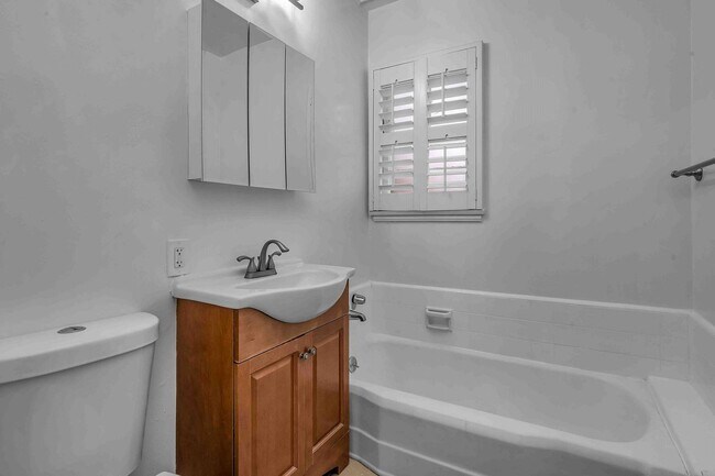 Building Photo - Large unit walking distance to the triangle!